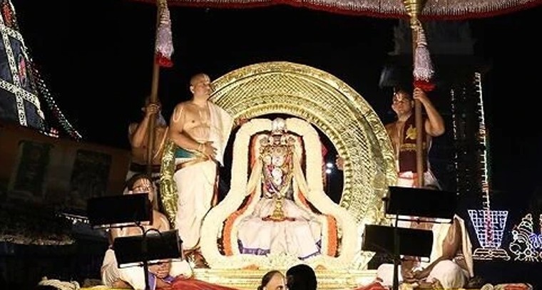 శ్రీవారి బ్రహ్మోత్సవాలలో నేత్రపర్వం.. సూర్య-చంద్రప్రభ వాహన సేవ

