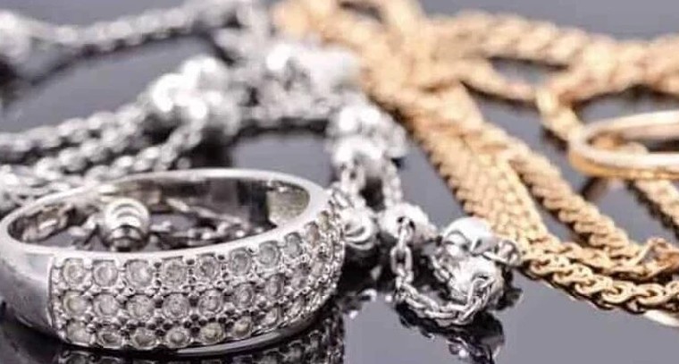 మీ ఆభరణాల మెరుపు తగ్గకుండా ఉండాలంటే.. బంగారం, వెండి నగలను కలిపి ఉంచకండి!

