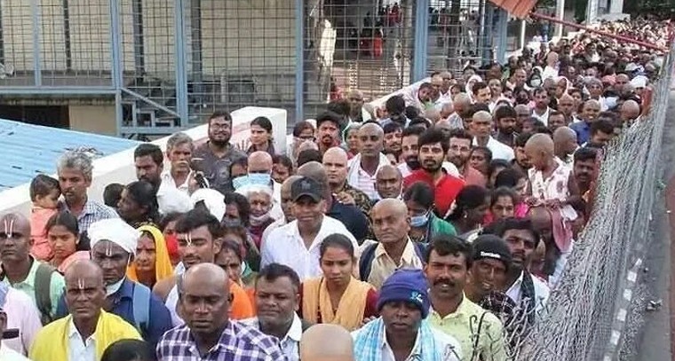తిరుమలలో కొనసాగుతున్న భక్తుల రద్దీ.. సర్వదర్శనానికి 20 గంటల నిరీక్షణ

