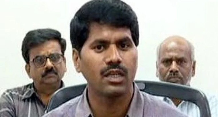 కొత్త జంట ఇంట్లోకి కుడి కాలు పెట్టడం వెనుక ఉన్న శుభ సంప్రదాయం

