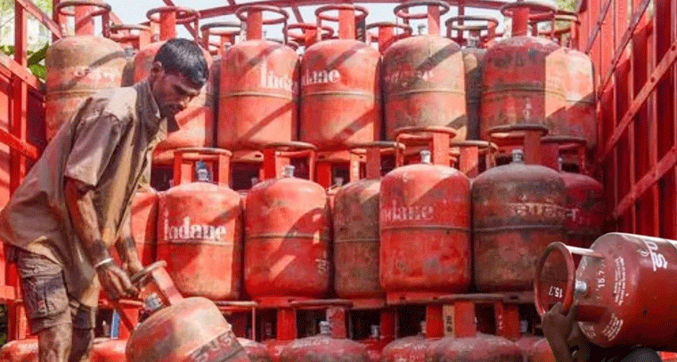 గ్యాస్ సిలిండర్ల అక్రమ నిల్వలు బట్టబయలు.. భారీగా స్వాధీనం