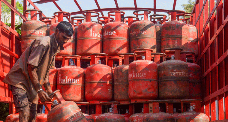 అర్ధరాత్రి నుండి అమలు: గ్యాస్ సిలిండర్ ధర పెరుగుదలతో భారం సామాన్యులపై