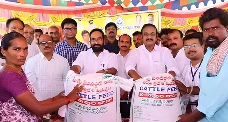 రైతులకు సబ్సిడీతో పశువుల దాణా, పశుగ్రాస విత్తనాలు పంపిణీ