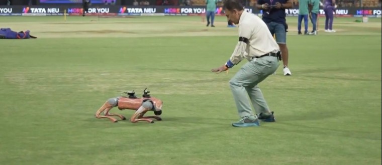 ఐపీఎల్ లో రోబో కుక్కతో ఆయన గంతులేసిన వీడియో సోషల్ మీడియాలో అందరి దృష్టిని ఆకర్షిస్తోంది