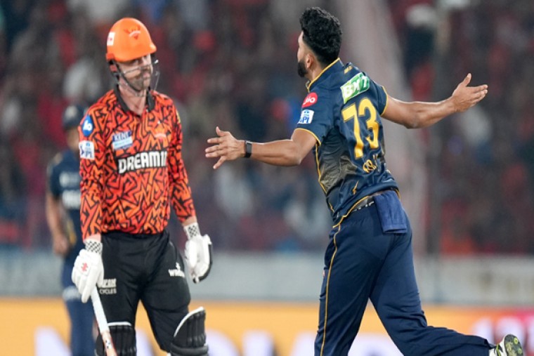 IPL లో 100 వికెట్లను తీసుకున్న మొహమ్మద్ సిరాజ్... 
