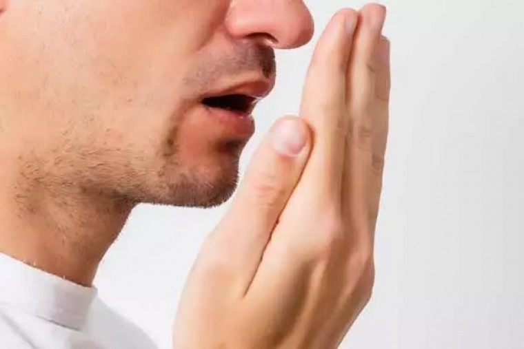 నోటి దుర్వాసన సమస్యతో బాధపడుతున్నారా..? 

