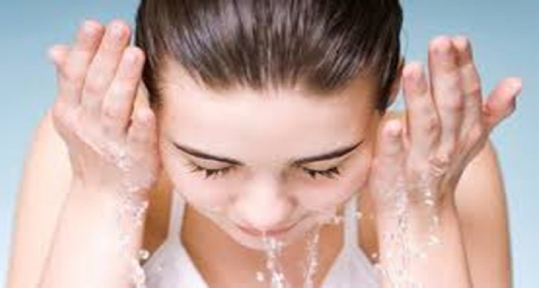 నిద్రపోయేముందు ఈ పని చేస్తే ముఖం వెలిగి పోతుంది 

