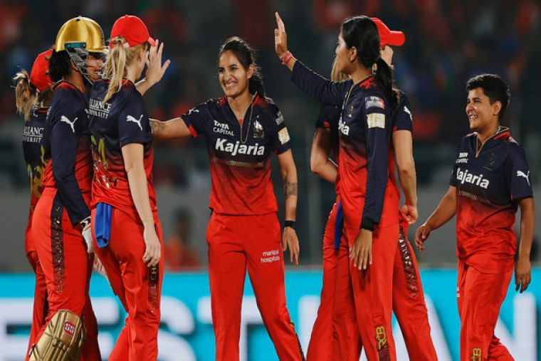 WPL మొదటి మ్యాచ్ లో  రాయల్ ఛాలెంజర్స్ బెంగళూరు సరికొత్త రికార్డు.... 