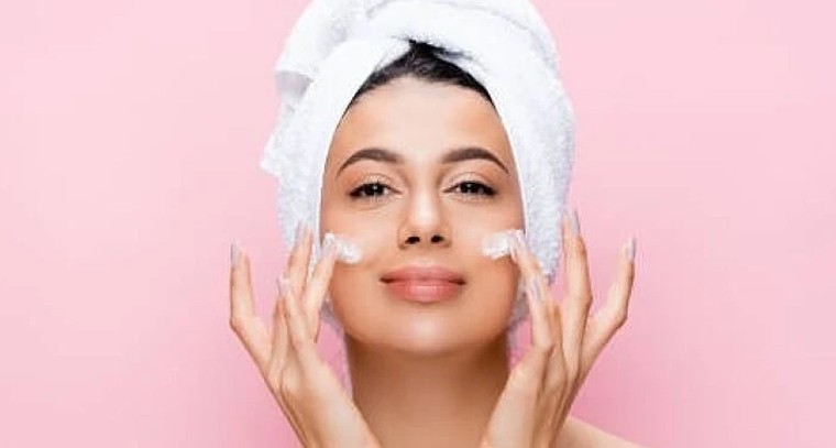 శీతాకాలంలో చర్మం ఎండిపోకుండా ఉండాలంటే.. ఈ టిప్స్ ఫాలో అవ్వండి!

