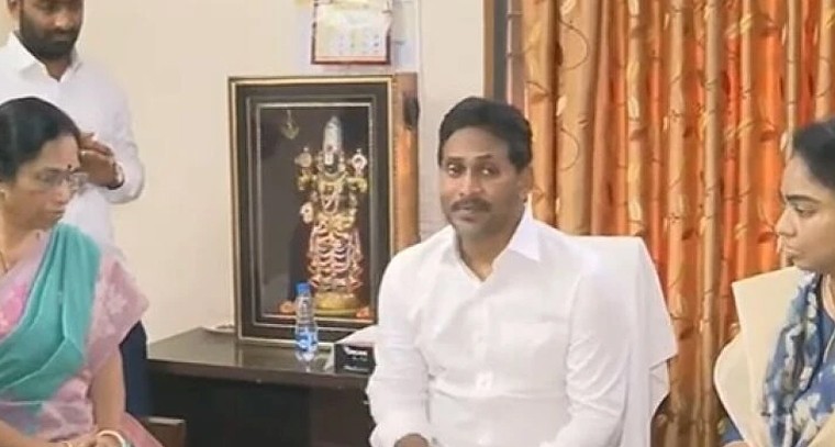 అంబటి కుటుంబానికి జగన్ భరోసా: రాజకీయ కక్షసాధింపుపై వైకాపా సమరశంఖం

