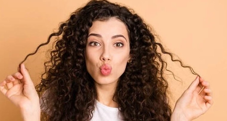 చలికాలంలో కర్లీ జుట్టుని ఎలా కాపాడుకోవాలి? ఈ టిప్స్ మీ హెయిర్‌ని మెరిసేలా చేస్తాయ్!

