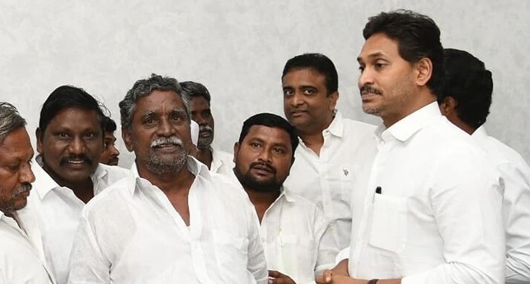 ఏపీలో అరాచక పాలన సాగుతోంది: బాధితులకు వైఎస్ జగన్ భరోసా

