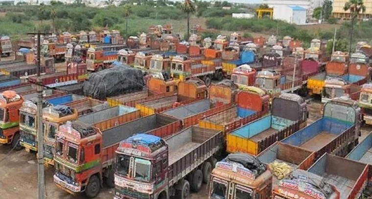 ఏపీలో లారీలకు VLTD తప్పనిసరి.. జనవరి 1 నుండి నిబంధనలు ఉల్లంఘిస్తే కఠిన చర్యలు!

