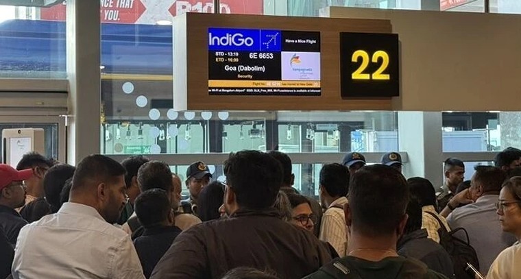 ఇండిగో రద్దులతో విమానయాన ధరలు ఆకాశానికి.. ప్రయాణికులు కలకలం

