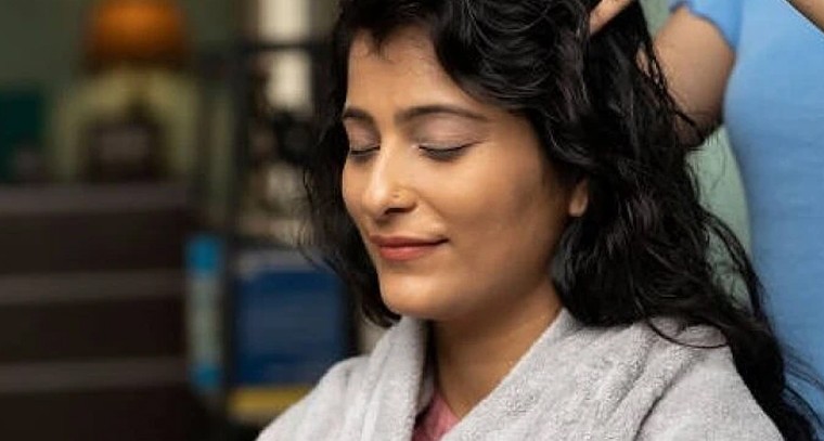 శీతాకాలంలో జుట్టు చిట్లిపోతుందా? ఈ చిట్కాలతో మెరిసే కేశాలను మీ సొంతం చేసుకోండి!


