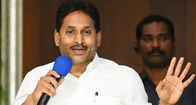 విశాఖ భూ కేటాయింపులపై జగన్ సంచలన ఆరోపణలు: చంద్రబాబు లక్ష్యంగా ట్వీట్ అస్త్రం

