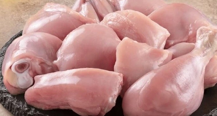 తెలుగు రాష్ట్రాల్లో మంటపుట్టిస్తున్న చికెన్ ధరలు: రూ.300 మార్కును దాటిన కేజీ మాంసం

