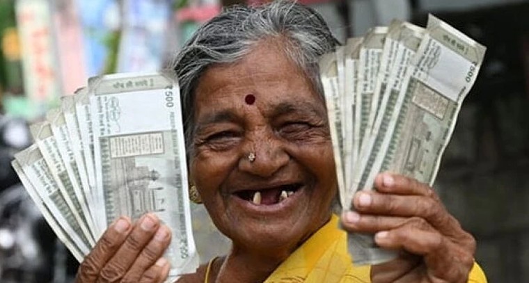 ఏపీ పెన్షనర్లకు గుడ్ న్యూస్.. ఒక రోజు ముందుగానే చేతికి పింఛను డబ్బులు!

