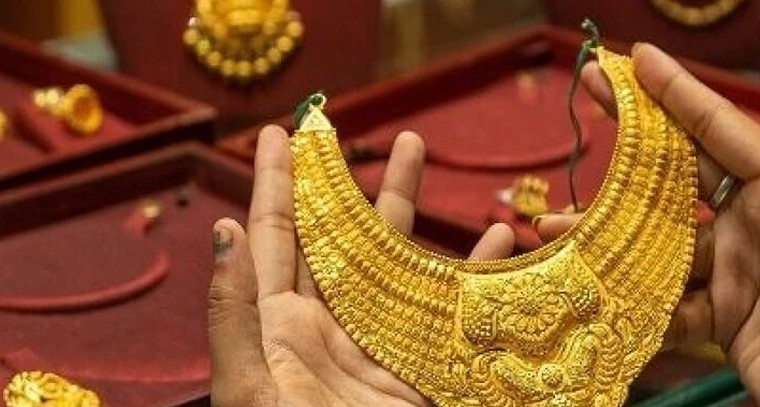 హైదరాబాద్‌లో స్వల్పంగా తగ్గిన పసిడి ధరలు.. ఊరట చెందుతున్న కొనుగోలుదారులు

