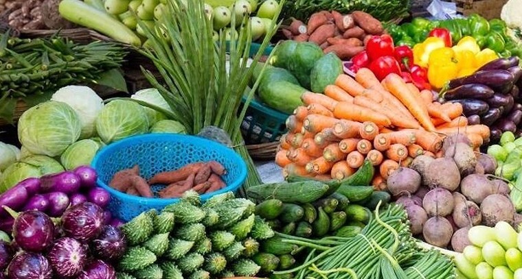 సామాన్యుడికి కొత్త ఏడాది చేదు వార్త.. ఆకాశాన్ని తాకుతున్న నిత్యావసరాల ధరలు!

