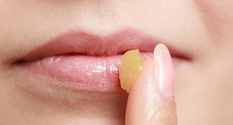 గులాబీ రేకుల్లాంటి పెదాల కోసం సహజ చిట్కాలు!

