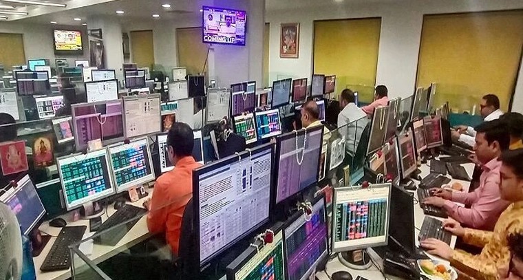 రూపాయి రికార్డు లోతుల్లో.. డాలర్ దూకుడుకు ఎదురుదెబ్బ!

