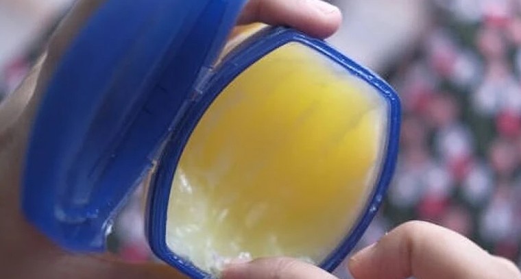 చిన్న వాజిలిన్ డబ్బాతో ఇన్ని ఉపయోగాాలా? పెట్రోలియం జెల్లీతో మీ సౌందర్యానికి మెరుగులు!

