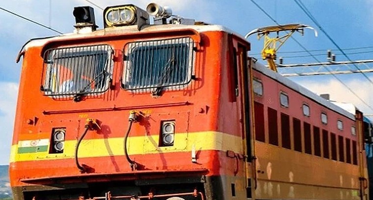 సంక్రాంతి ప్రయాణికులకు ఊరట: తెలుగు రాష్ట్రాల్లో మరిన్ని ప్రత్యేక రైళ్లు

