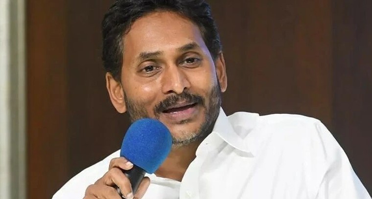 మళ్ళీ అదే సెంటిమెంట్..  జనంలోకి జగన్.. పాదయాత్రతో పూర్వవైభవం సాధ్యమేనా?

