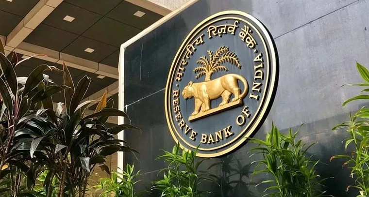 ఆర్బీఐ గుడ్ న్యూస్.. రెపో రేటు మరోసారి 25 బేసిస్ పాయింట్లు తగ్గింది!

