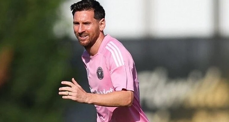 మెస్సీ హైదరాబాద్‌లో మ్యాజిక్.. CM రేవంత్‌తో ఫుట్‌బాల్ మ్యాచ్, ఫొటోకు రూ.10 లక్షలు!

