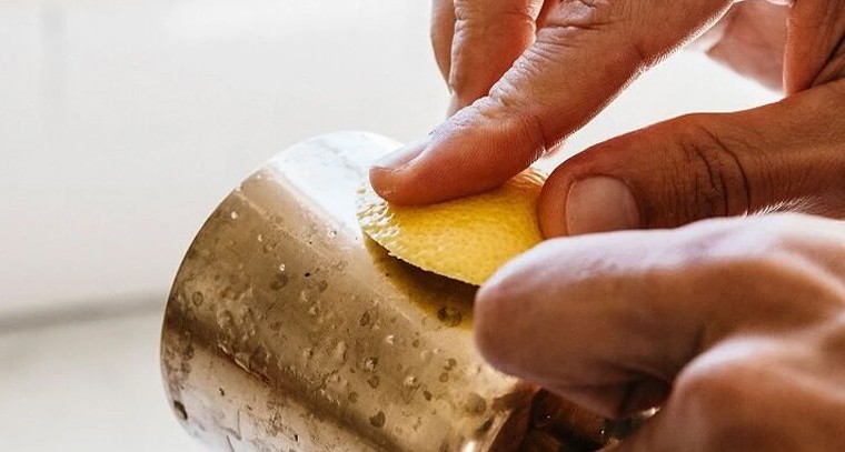 పూజా గదిలో పసిడి కాంతులు: మసకబారిన ఇత్తడి పాత్రలను మెరిపించే చిట్కాలు!

