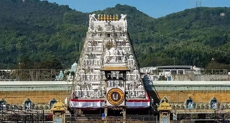 భక్తులతో కిటకిటలాడుతున్న తిరుమల, సర్వదర్శనానికి 18 గంటల సమయం!

