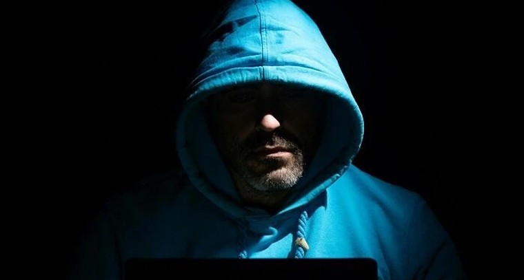 సైబర్ నేరగాళ్ల వలలో పోలీసు అధికారులు: అత్యాశే కొంపముంచిందా?

