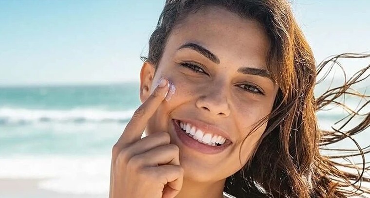 చర్మ సౌందర్యానికి అసలైన కవచం: సన్‌స్క్రీన్ వాడకంలో ఈ జాగ్రత్తలు తప్పనిసరి!

