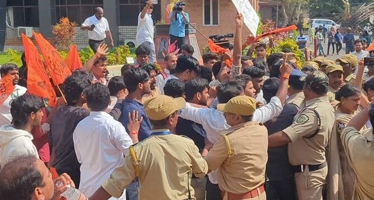 ఆంధ్ర యూనివర్సిటీలో SFI-ABVP మధ్య ఉద్రిక్తత.. తోపులాట, పోలీస్ జోక్యం

