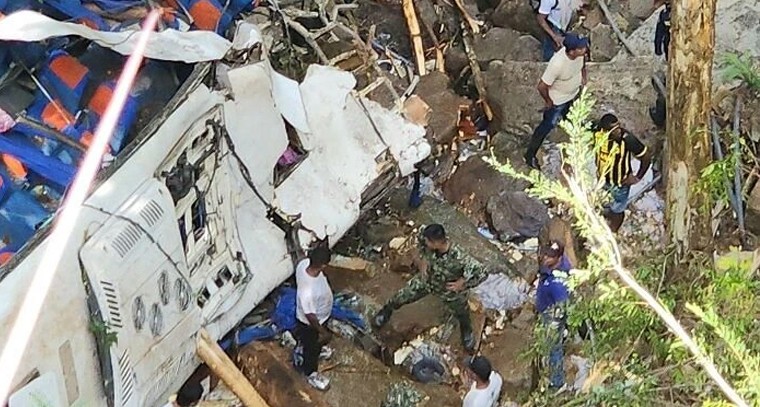 కొలంబియాలో విషాదం.. లోయలో పడ్డ స్కూల్ బస్సు.. 17 మంది విద్యార్థుల దుర్మరణం

