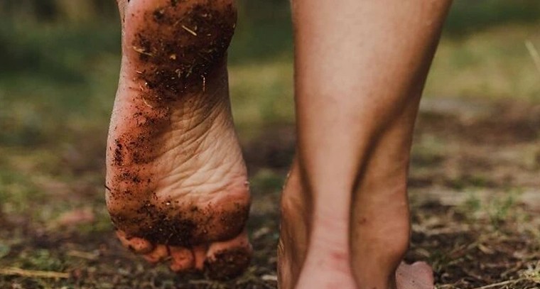 ప్రకృతి ఒడిలో పసిపాదం.. 'గ్రౌండింగ్'తో ఆరోగ్య సిరి!

