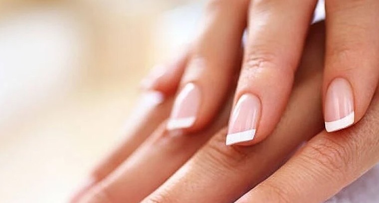 అందమైన గోళ్లు మీ సొంతం: పెళుసుదనాన్ని వదిలించుకోవడానికి ఇలా చేయండి!

