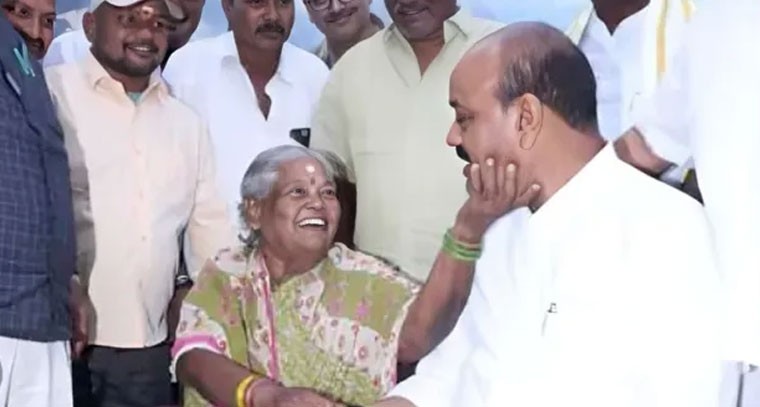 పింఛన్ పంపిణీ.. రూ.18 లక్షలు అందించిన మంత్రి అచ్చెన్న