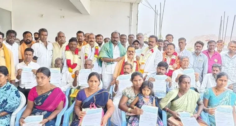 ఆదోనిలో రూ. 7. 62 లక్షల సీఎంఆర్ఎఫ్ చెక్కులు పంపిణీ