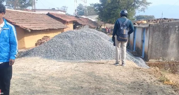 ఉరుములు గ్రామస్తుల ఆవేదన: కాంట్రాక్టర్ నిర్లక్ష్యంతో రోడ్డు పనులు ఆలస్యం