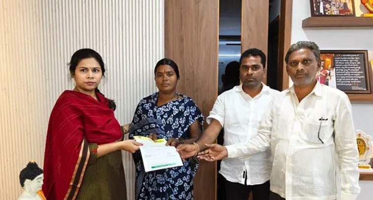 ఆళ్లగడ్డలో సీఎం రిలీఫ్ ఫండ్ చెక్కుల పంపిణీ