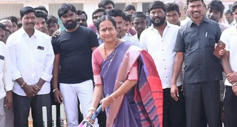 ఆలూరులో ఘనంగా క్రికెట్ టోర్నమెంట్ ప్రారంభం