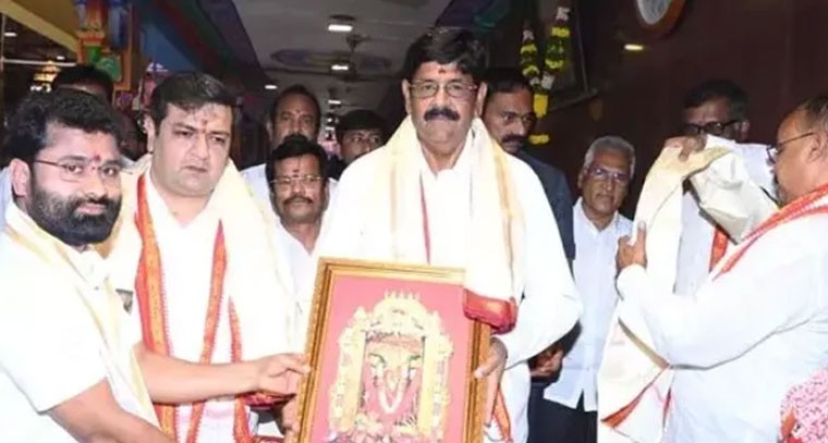విజయవాడ ఇంద్రకీలాద్రి సేవలో మంత్రి ఆనం