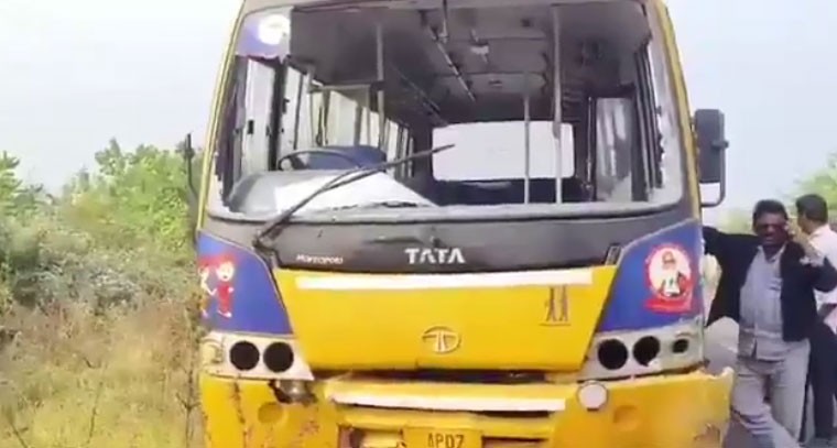 ఎన్టీఆర్ జిల్లాలో స్కూల్ బ‌స్సుకు త‌ప్పిన ప్ర‌మాదం