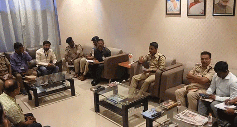 సీఎం పర్యటన, ఎయిర్‌పోర్ట్‌లో భద్రతా ఏర్పాట్లపై ఎస్పి సమీక్ష