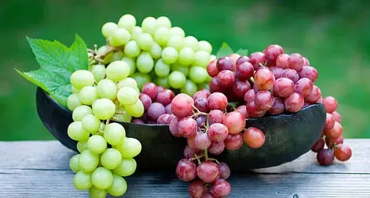 పచ్చ ద్రాక్ష కంటే నల్ల ద్రాక్ష మేలు: నిపుణుల సూచన