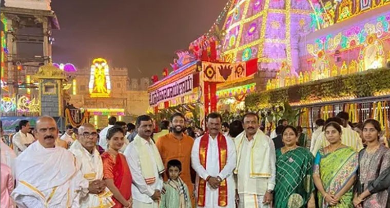 మాలకొండయ్య కుటుంబం తిరుమల శ్రీవారి దర్శనం