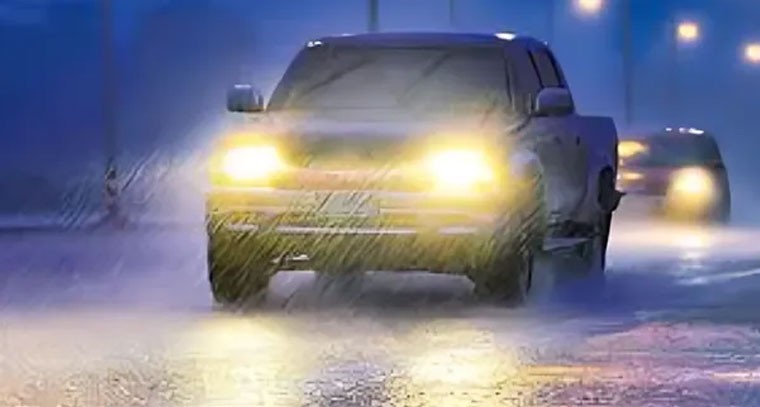 వర్షాకాలంలో డ్రైవింగ్ చేస్తున్నారా? ఇవి పాటిస్తే మీరు సేఫ్!